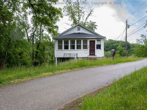127 Bailes Drive, Nitro, WV 25143