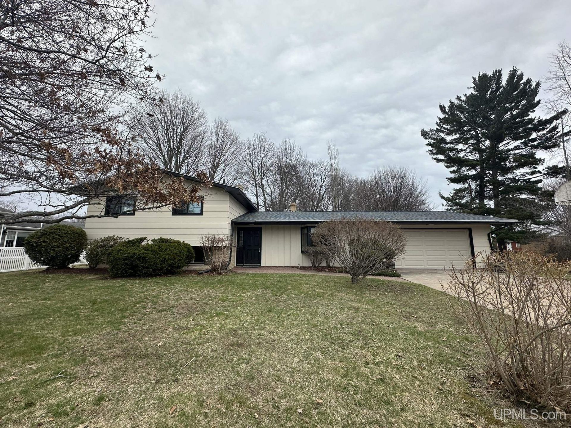 2617 S 22nd Street, Escanaba, MI 49829 Main Photo