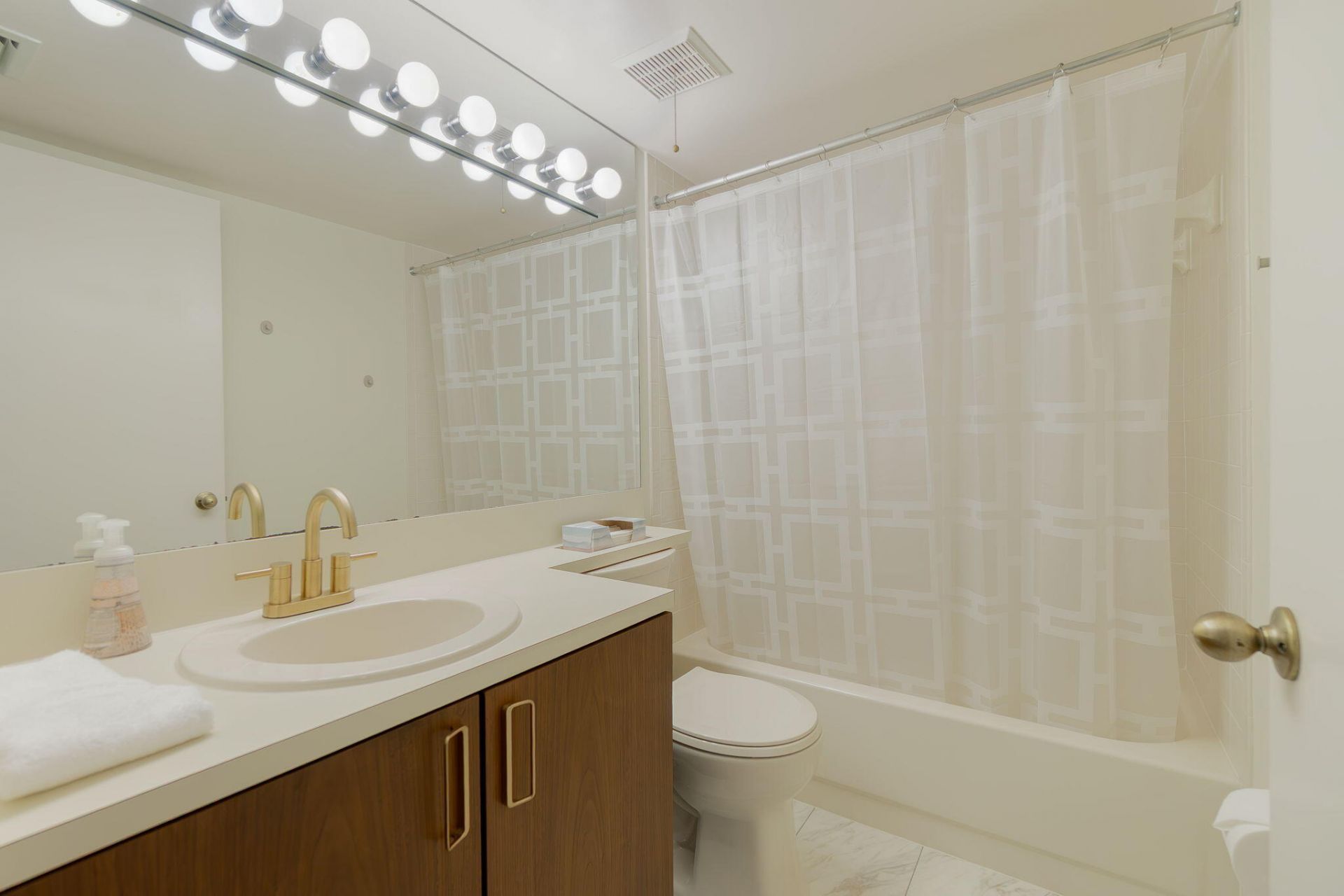 102 Half Moon Circle, Unit G2, Hypoluxo, FL 33462 Photo