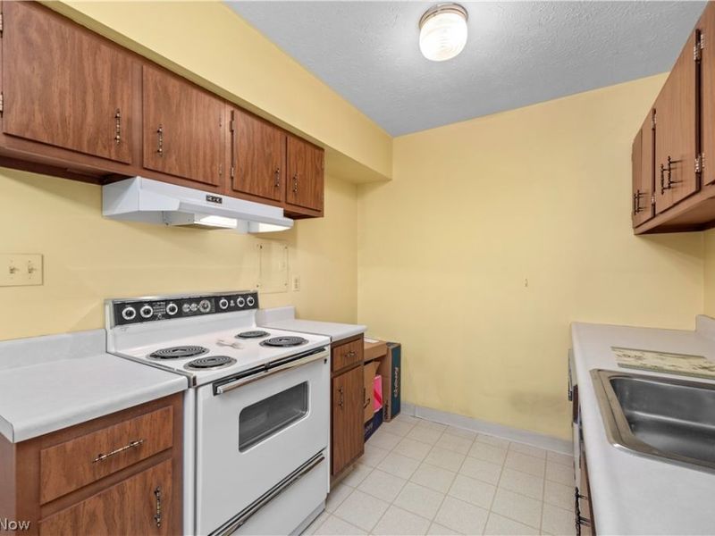 16375 Heather Lane, Unit F104, Middleburg Heights, OH 44130 Photo 12
