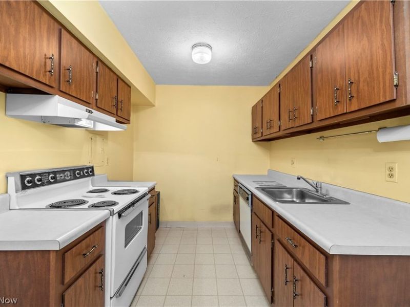 16375 Heather Lane, Unit F104, Middleburg Heights, OH 44130 Photo 13