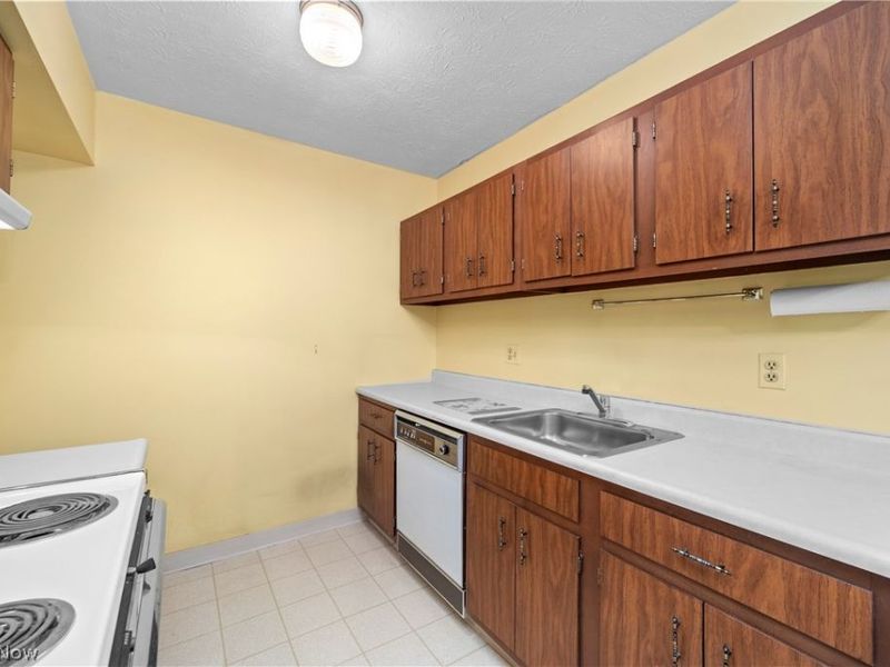 16375 Heather Lane, Unit F104, Middleburg Heights, OH 44130 Photo 14