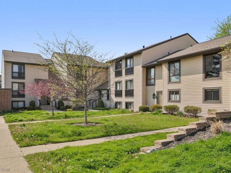 6290 Greenwood, Unit 206, Sagamore Hills, OH 44067 Photo 1