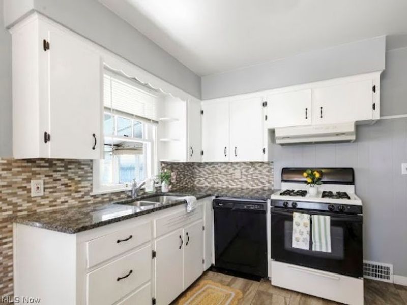 7027 Amherst Avenue , Youngstown, OH 44512 Photo 3