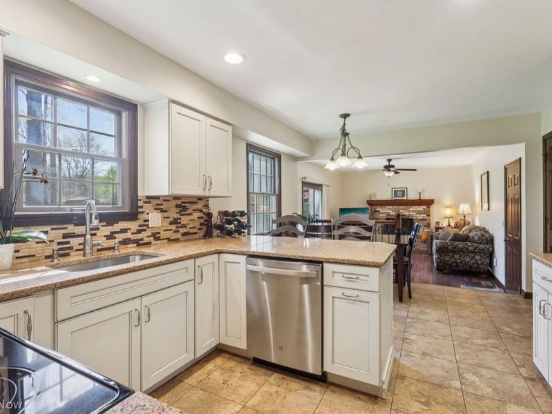 8461 Glenbrook Drive, Olmsted Township, OH 44138 Photo 14