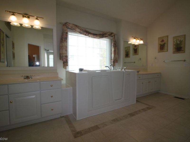 7960 Bainbrook Drive, Chagrin Falls, OH 44023 Photo 16