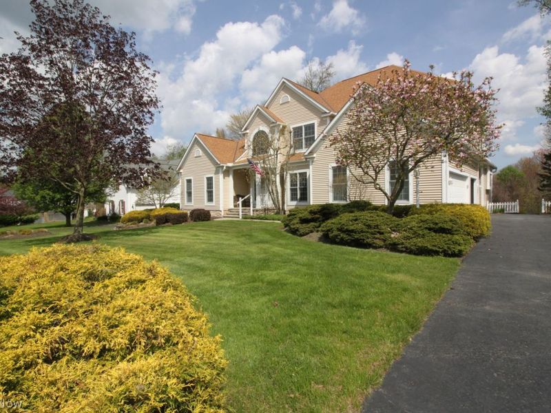 7960 Bainbrook Drive, Chagrin Falls, OH 44023 Photo 2