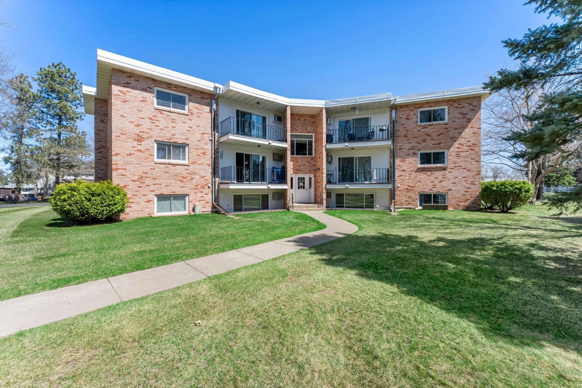 1150 Dellwood Street S, Cambridge, MN 55008