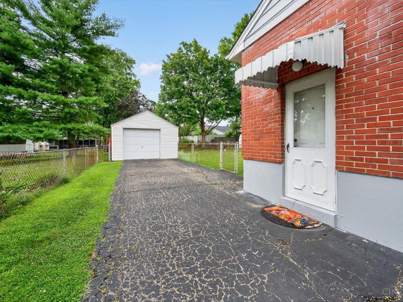8560 Donegal Drive, Sycamore Township, OH 45236 Photo 3