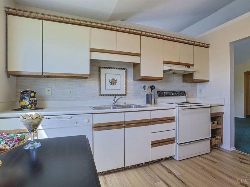 5199 Scarsdale Cove, Green Township, OH 45248 Photo 12