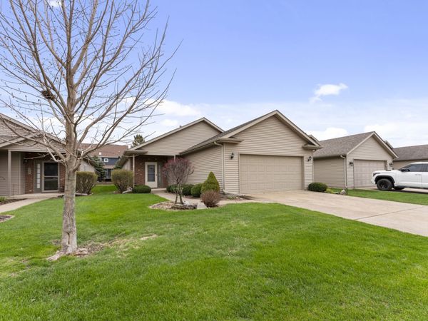 329 Country Club Court , Eldridge, IA 52748
