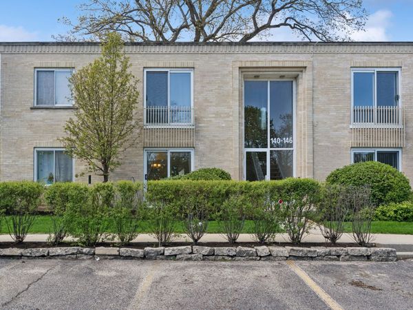 140 Green Bay Road, Unit 2, Glencoe, IL 60022