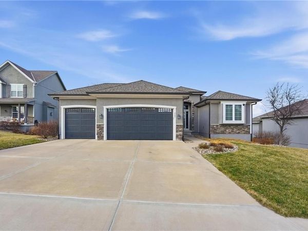 909 SE Forest Ridge Court, Blue Springs, MO 64014