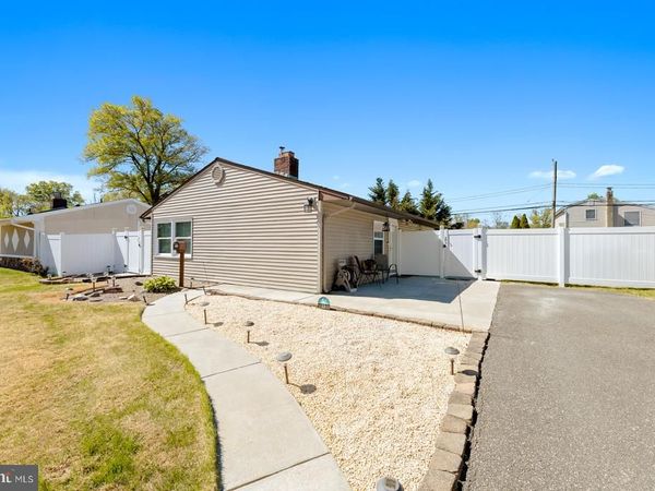 11 MIDWOOD, LEVITTOWN, PA 19054