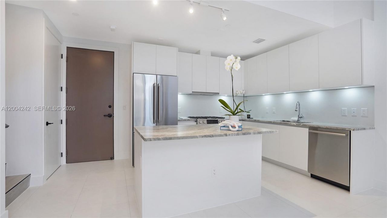 3034 Oak Ave, Unit TH-2, Miami, FL 33133 Photo