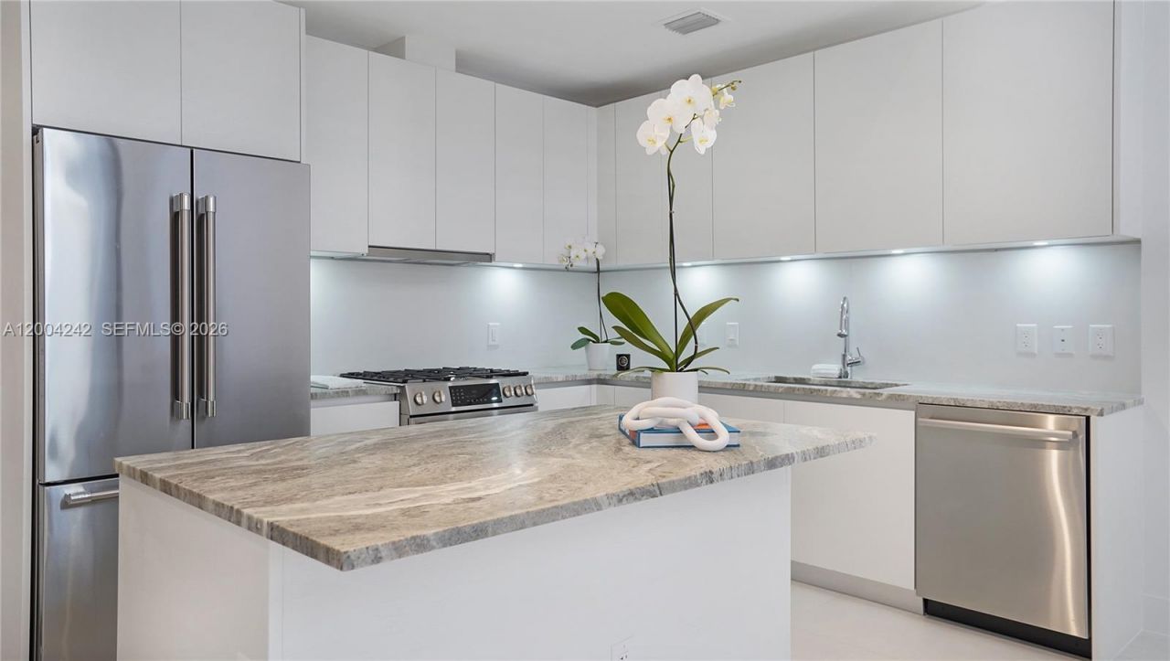 3034 Oak Ave, Unit TH-2, Miami, FL 33133 Photo