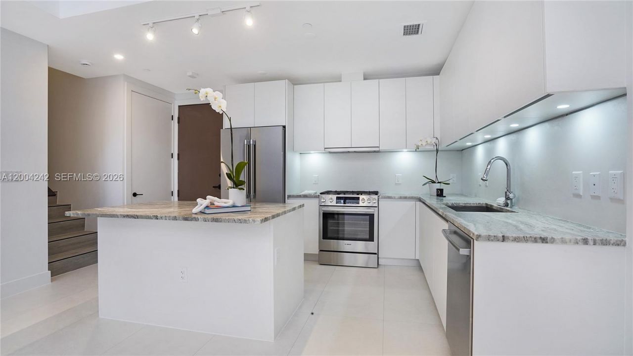 3034 Oak Ave, Unit TH-2, Miami, FL 33133 Photo