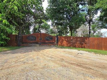 2401 Gibbs Williams Road, Dallas, TX 75233