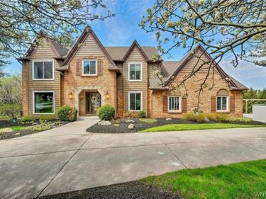 12 Fox Chapel Drive , Orchard Park, NY 14127