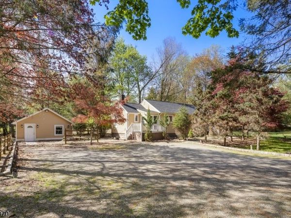 10 Old Stone Church Rd, Upper Saddle River, NJ 07458