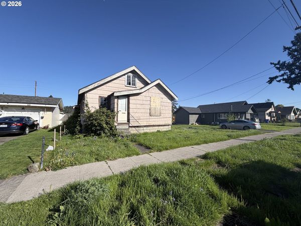 902 S 4TH AVE, Kelso, WA 98626