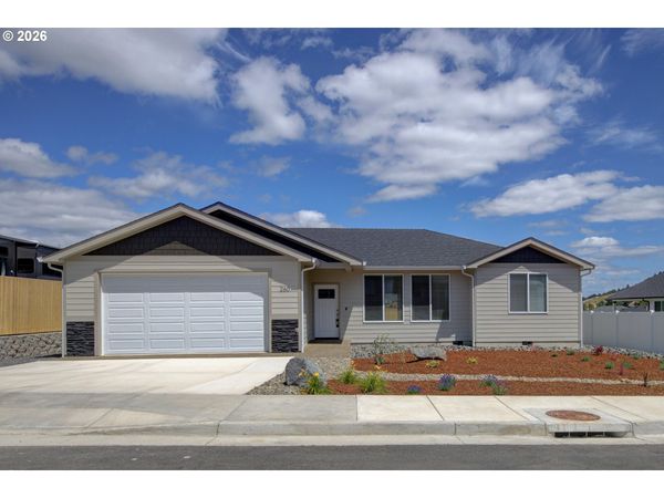 260 SE Logan St, Winston, OR 97496