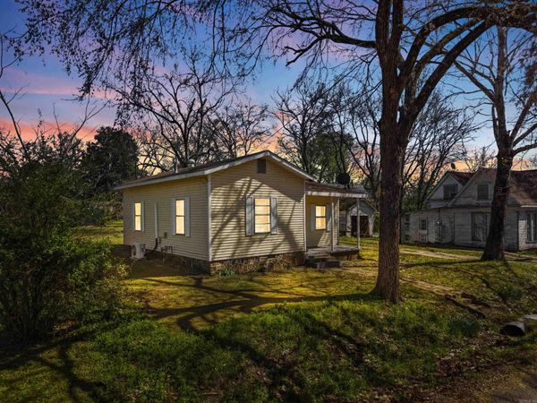 202 N Griffin Street , Morrilton, AR 72110