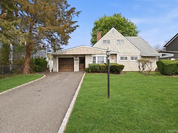 15 Bird Lane , Hicksville, NY 11801