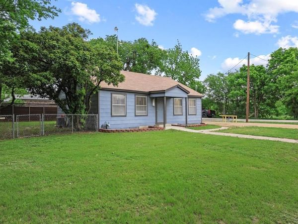 312 E Saunders Street , Trenton, TX 75490