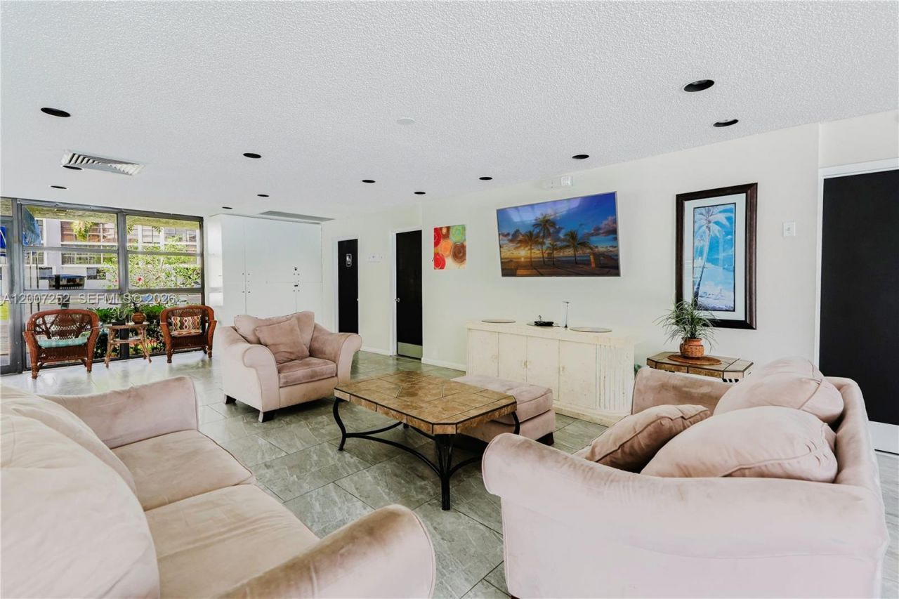 400 Leslie Dr, Unit 319, Hallandale Beach, FL 33009 Photo