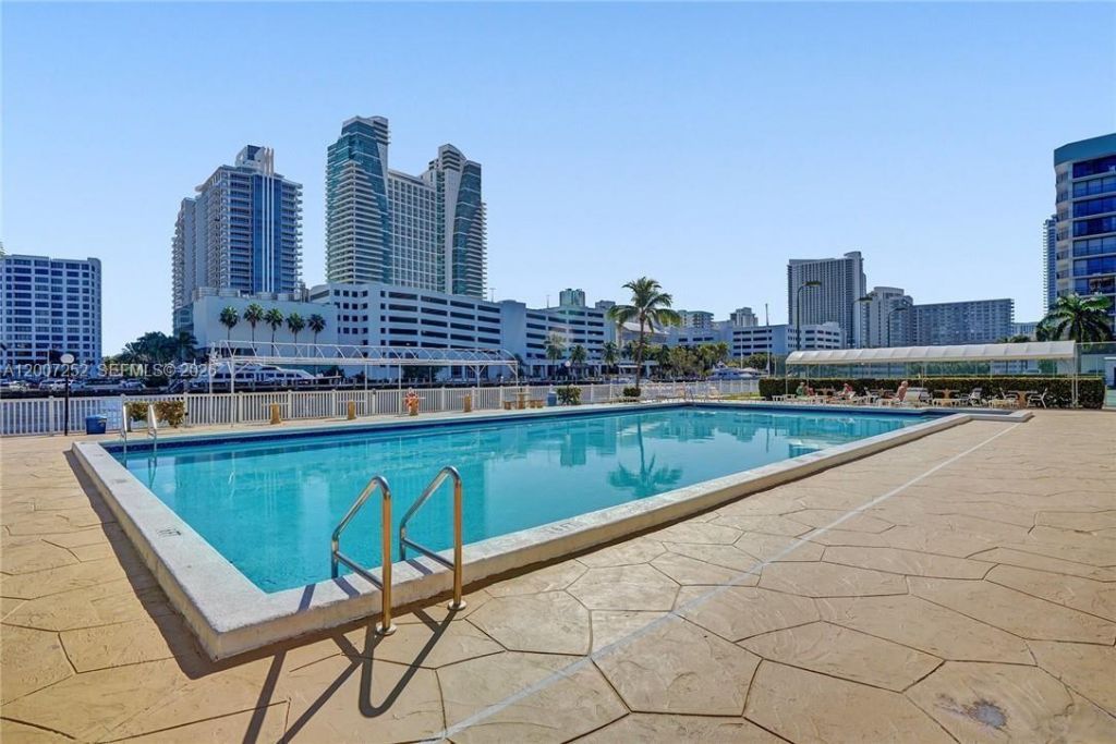 400 Leslie Dr, Unit 319, Hallandale Beach, FL 33009 Photo