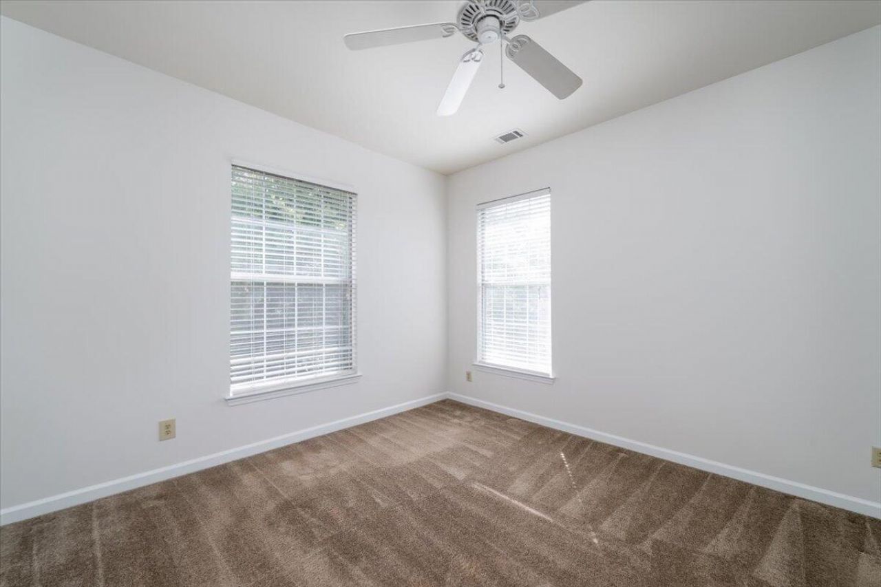 1600 Long Grove Drive Photo 11