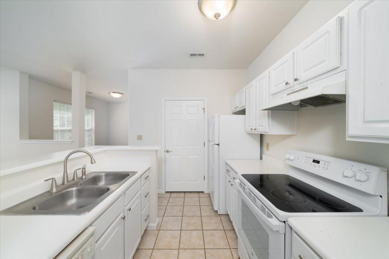 1600 Long Grove Drive Photo 4