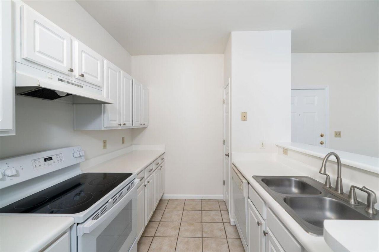 1600 Long Grove Drive Photo 5