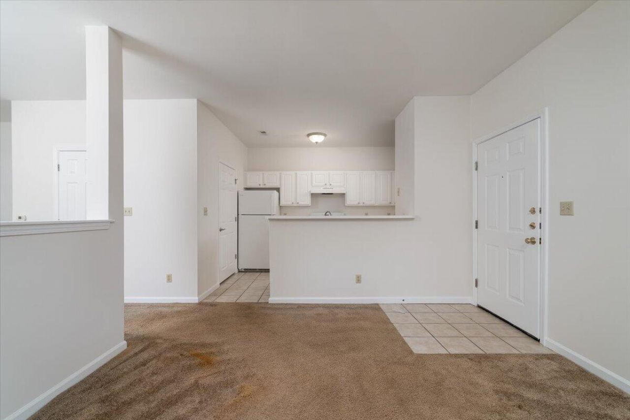 1600 Long Grove Drive Photo 7