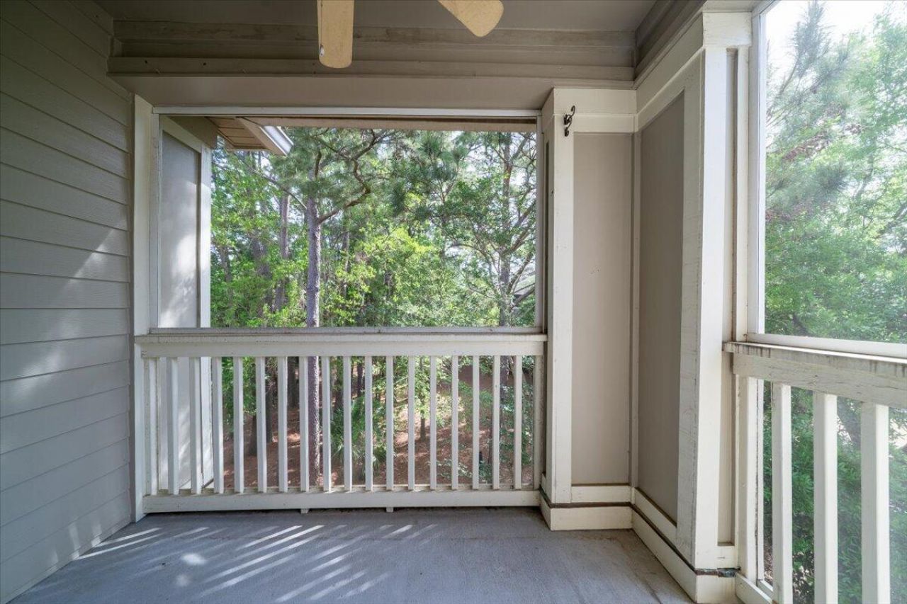 1600 Long Grove Drive Photo 8