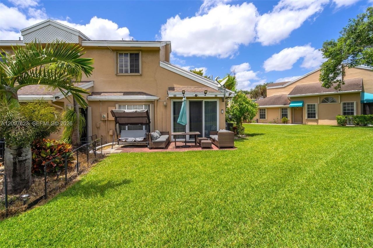 7059 Woodmont Way , Tamarac, FL 33321 Photo
