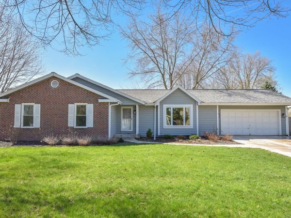 101 Friendship Ln, Saukville, WI 53080