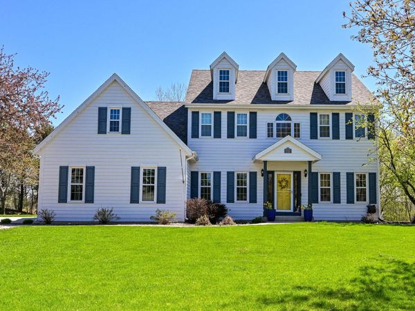 W262N2438 Deer Haven Dr, Pewaukee, WI 53072