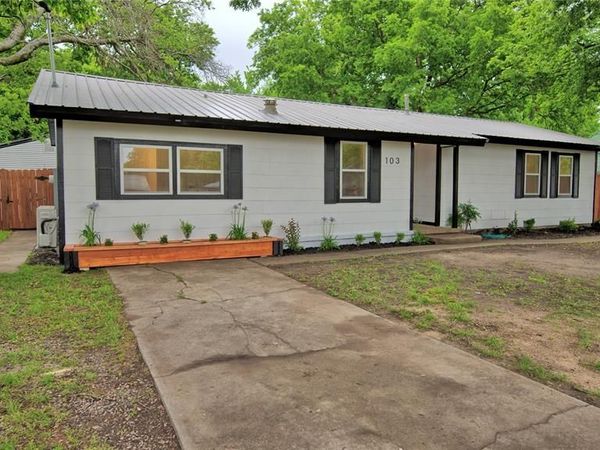 103 Phillips Street , Saint Jo, TX 76265