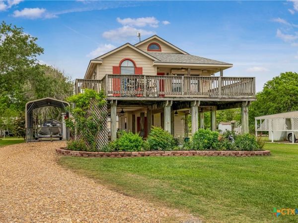 205 E Bay Avenue , Seadrift, TX 77983
