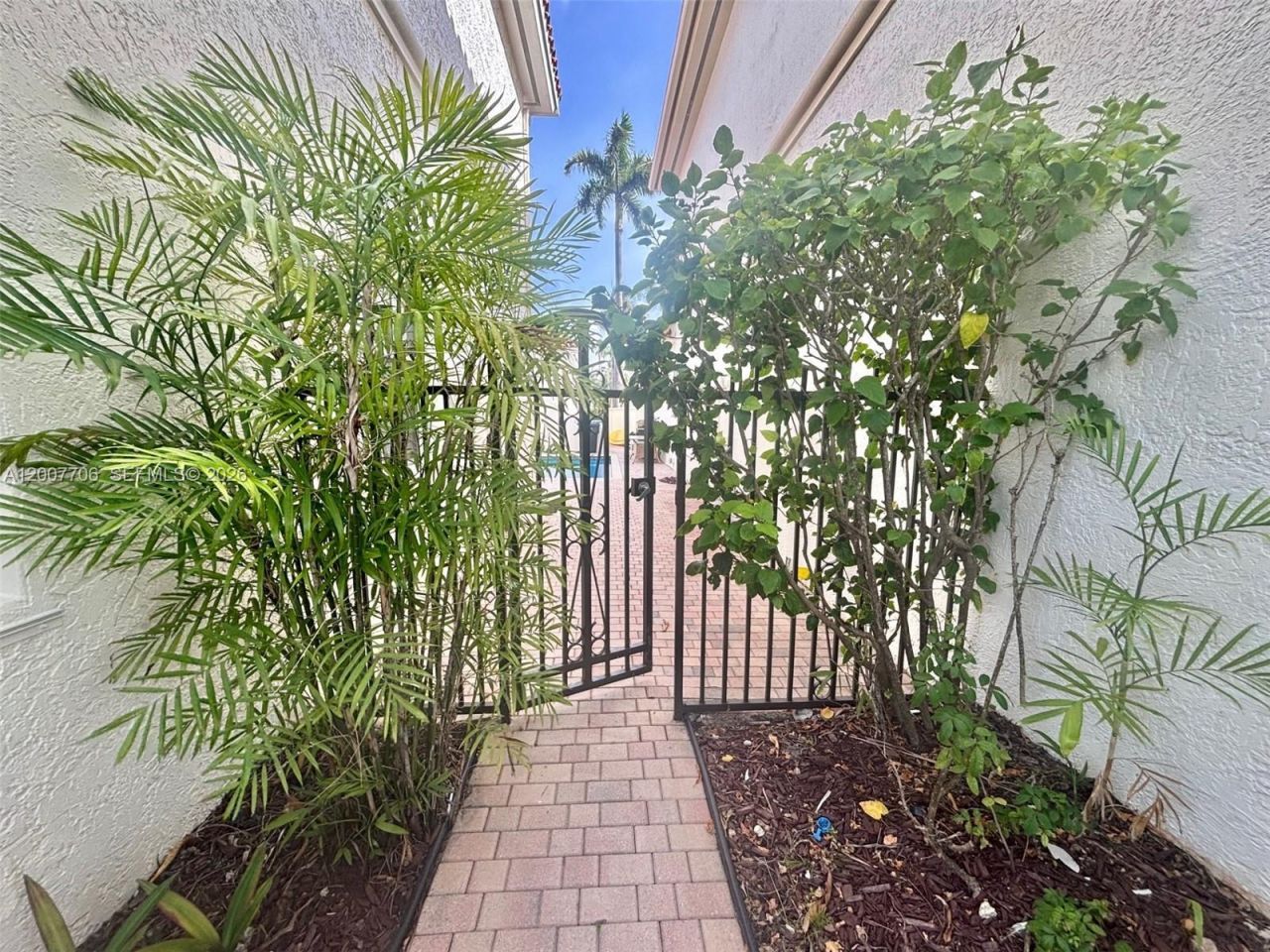 1141 Waterside Ln , Hollywood, FL 33019 Photo