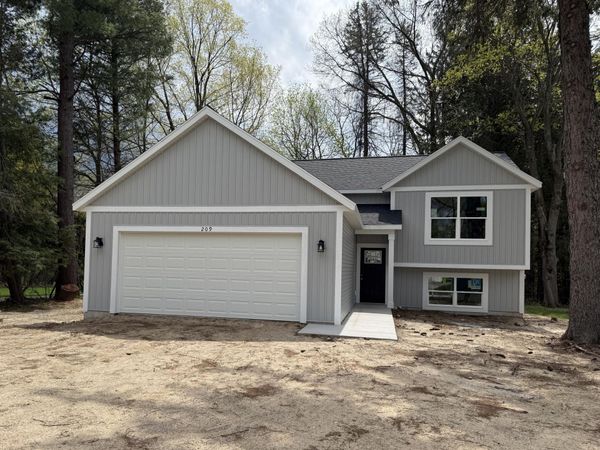 209 W South Street, Greenville, MI 48838