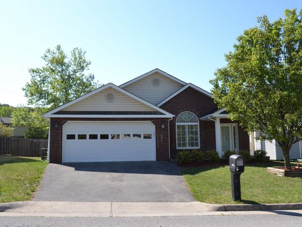 4305 Faircrest LN, Roanoke, VA 24018