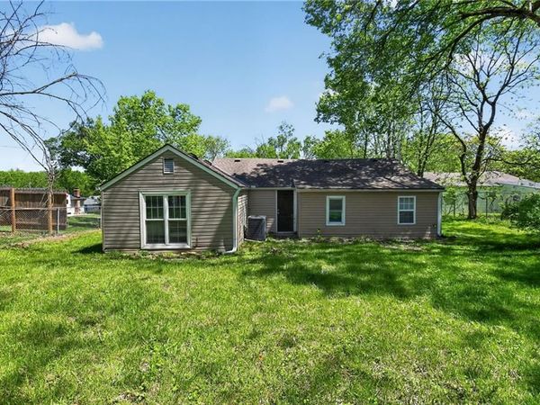 8318 Pershing Road, Raytown, MO 64138