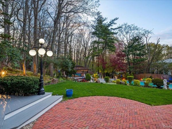 7 Stepping Stone Crescent, Dix Hills, NY 11746