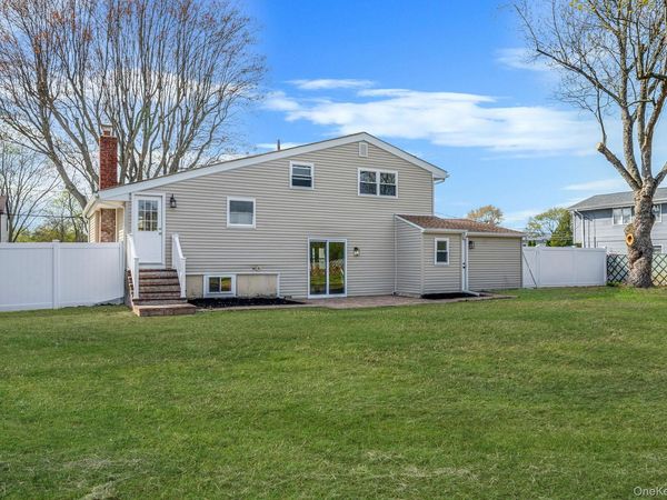 25 Greentree Drive, Oakdale, NY 11769