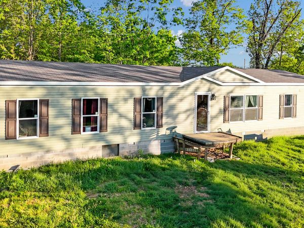 3724 Private Road 2217 , Washburn, MO 65772