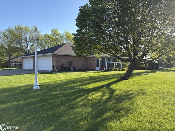 1705 -D Linden Drive, Fairfield, IA 52556