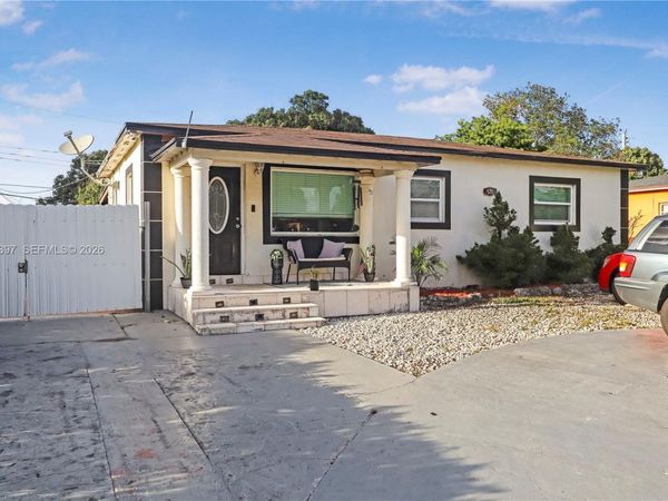 571 E 60th St , Hialeah, FL 33013